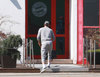 Nicht am Stock: Robert Lewandowski auf dem Weg in die Kabine des FC Bayern