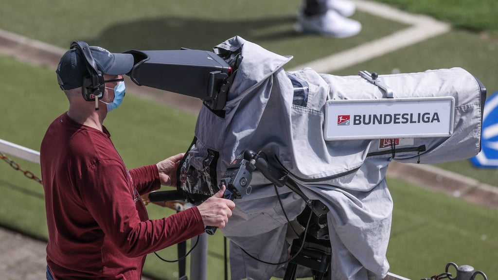Um die Bundesliga komplett live zu schauen, ist künftig auch DAZN-Abo Pflicht.