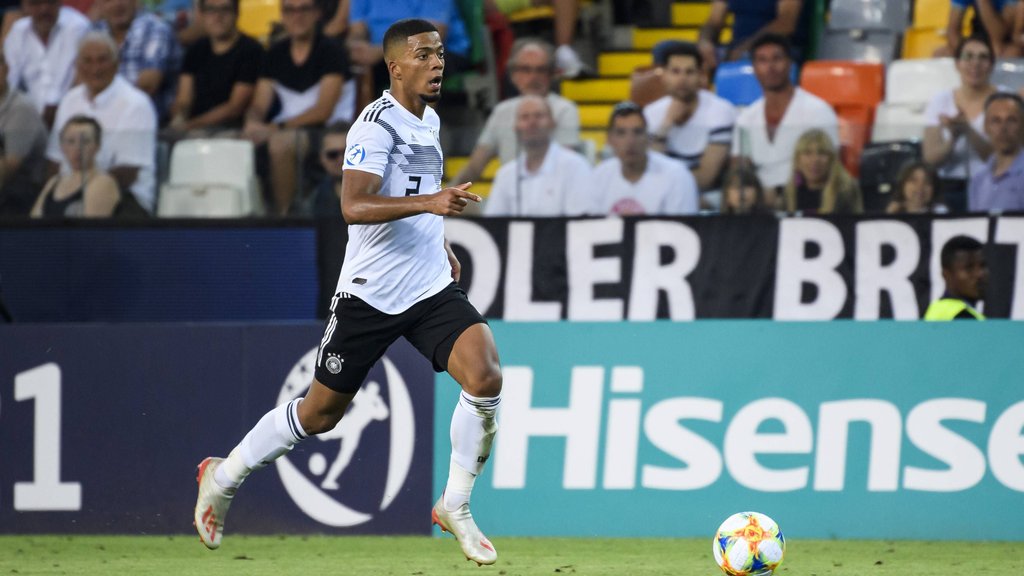 Verteidiger Benjamin kehrt nach drei Jahren ins DFB-Team zurück und darf gleich starten.