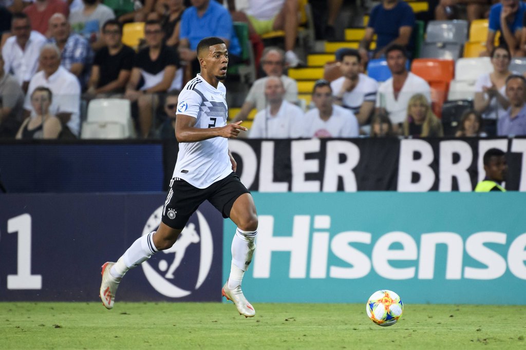 Verteidiger Benjamin kehrt nach drei Jahren ins DFB-Team zurück und darf gleich starten.