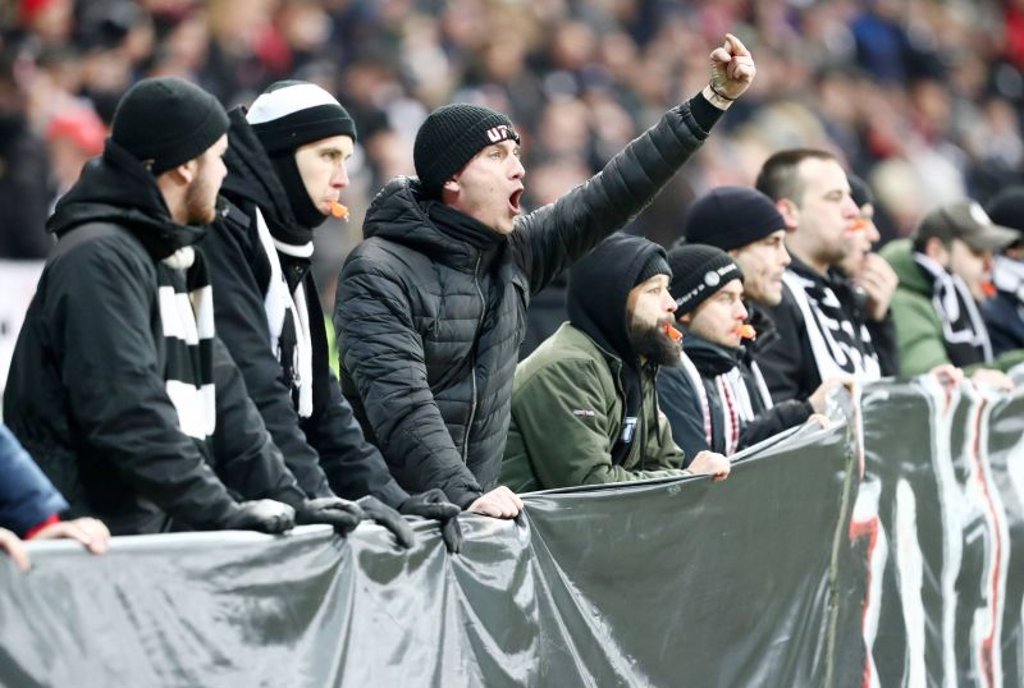 Fans im Innenraum wie beim Spiel Eintracht Frankfurt gegen RB Leipzig findet man beim DFB nicht so lustig.