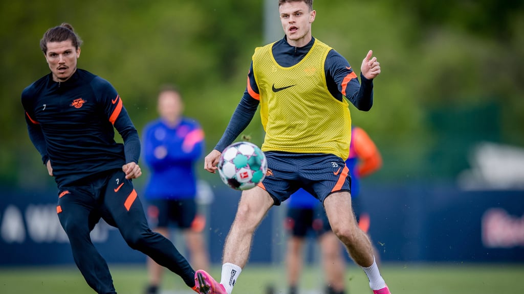 Leipzigs Fabrice Hartmann (r.) und Kapitän Marcel Sabitzer beim Training.