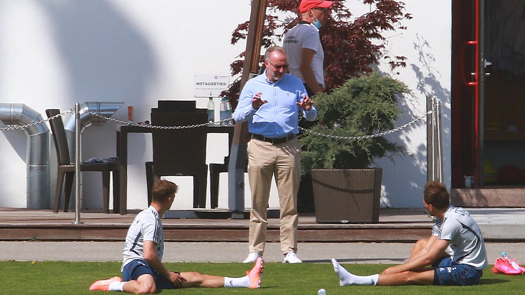 Karl-Heinz Rummenigge beim Bayern-Training mit Joshua Kimmich und Leon Goretzka.