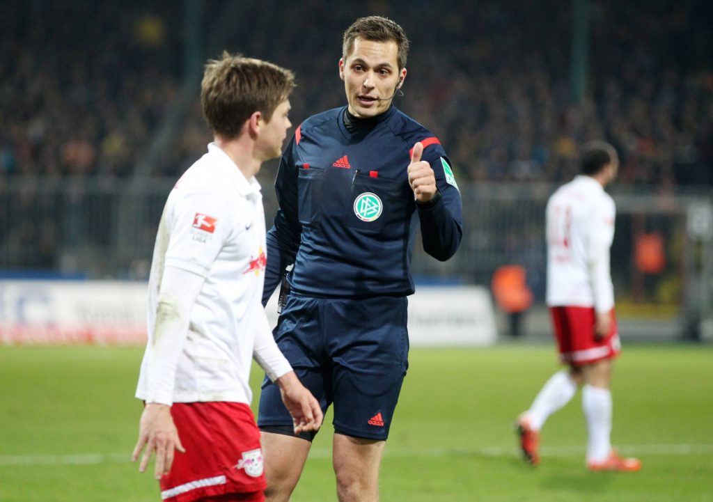 ‚Mehr als ein Tor schießt ihr nicht, wenn ich das Spiel leite, ok?‘ Robert Hartmann gibt die Richtung vor.