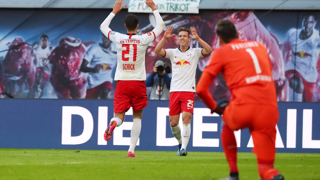 Dank an den Vorbereiter: Torschütze Patrik Schick und Eckenschütze Dani Olmo.