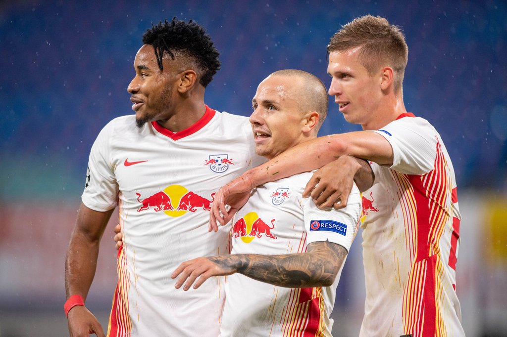 Christopher Nkunu (l.) und Dani Olmo (r.) freuen sich mit RB-Topscorer Angelino.