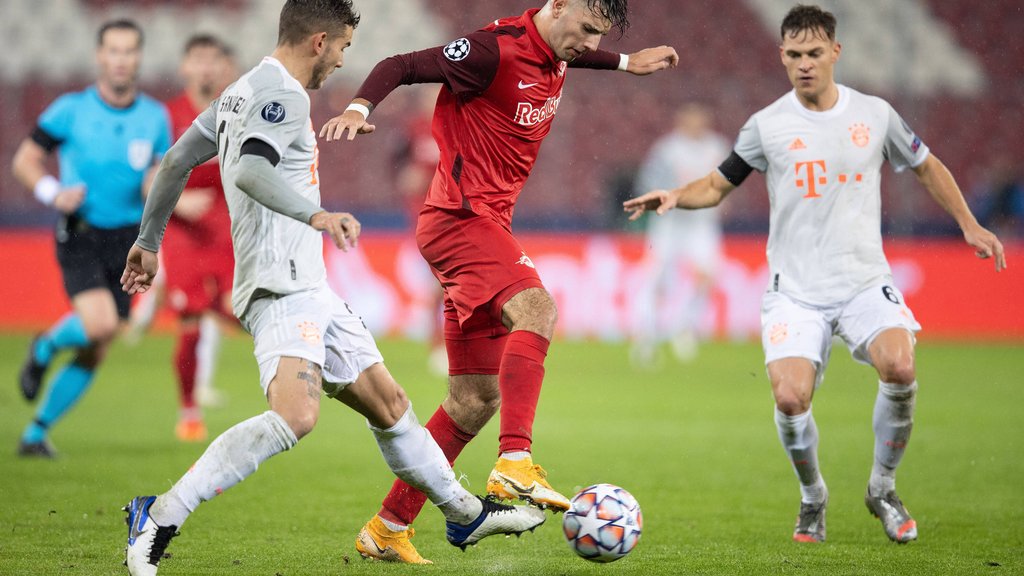 Dominik Szoboszlai im Duell mit Lucas Hernandez und Ex-RBLer Joshua Kimmich im Spiel gegen Bayern München.