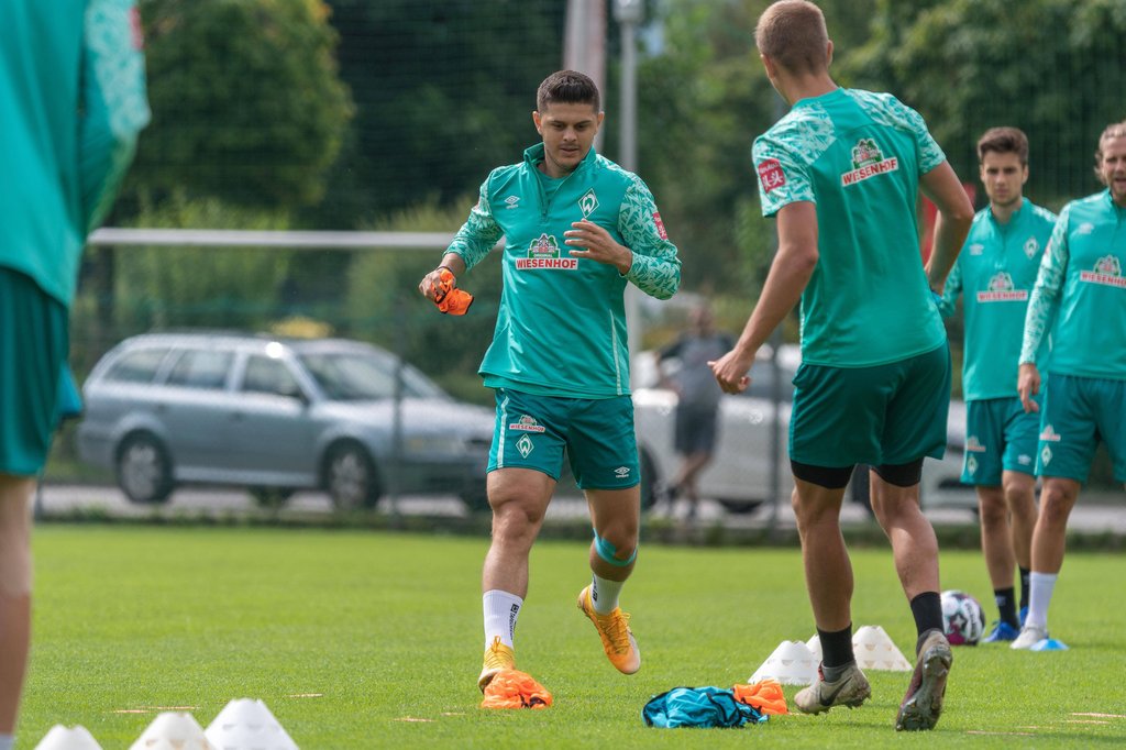 Tape links, mächtiger Oberschenkelmuskel rechts: Milot Rashica.