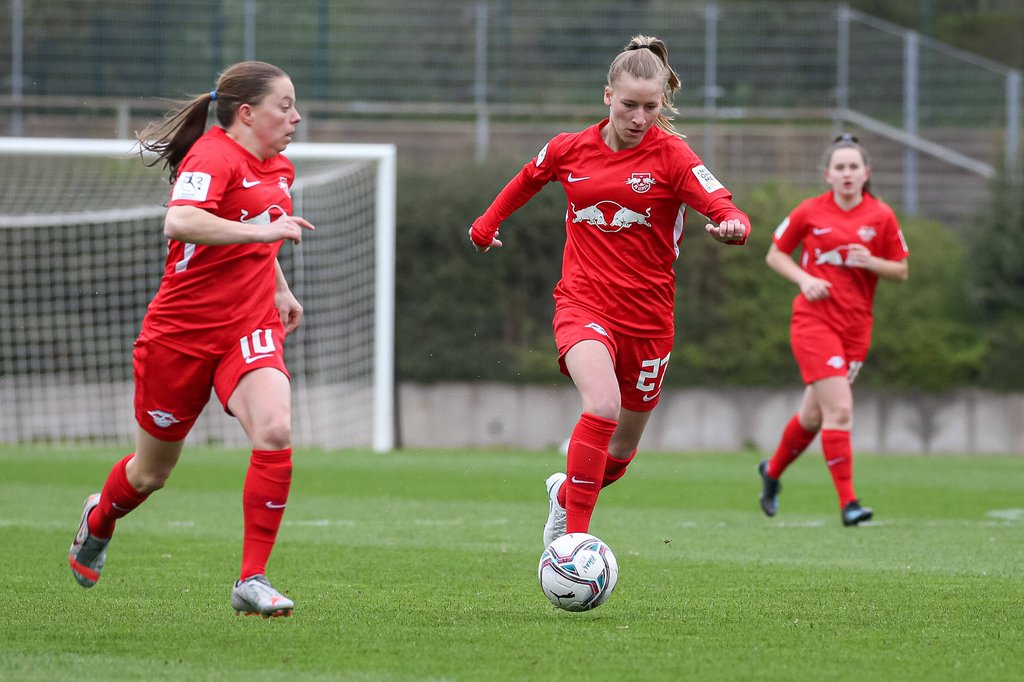 Marlene Müller (am Ball) trifft mit RB Leipzig auf den VfL Wolfsburg.