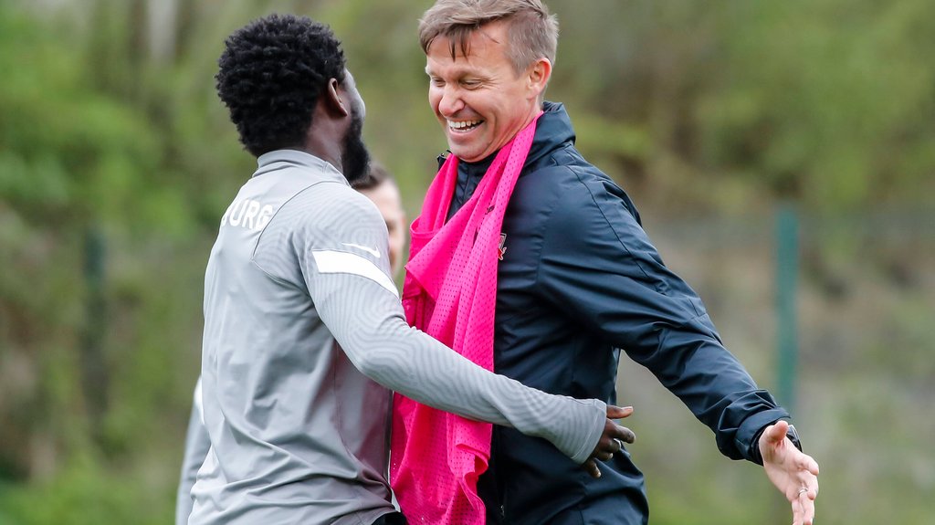 Spaß bei der Arbeit: RB Leipzigs neuer Trainer Jesse Marsch mit Salzburgs Spieler Sekou Koita.