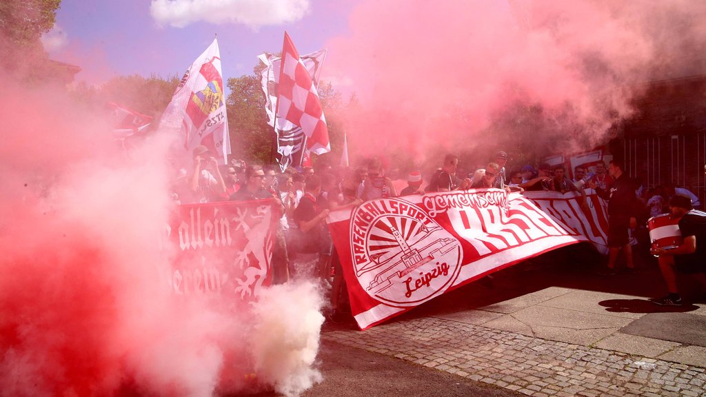 Hoffen auf eine baldige Wiederkehr des Bundesligafußballs: Fans von RB Leipzig