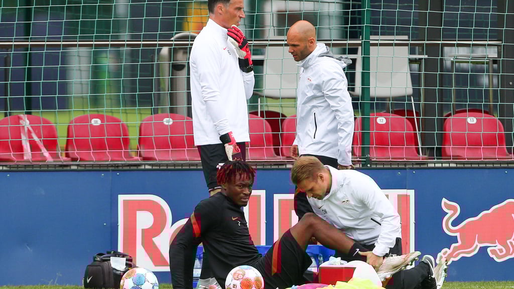 Mohamed Simakan in den Händen von Physio Christopher Weichert.