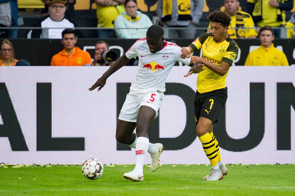Dayot Upamecano (l.) im Duell mit BVB-Star Jadon Sancho.