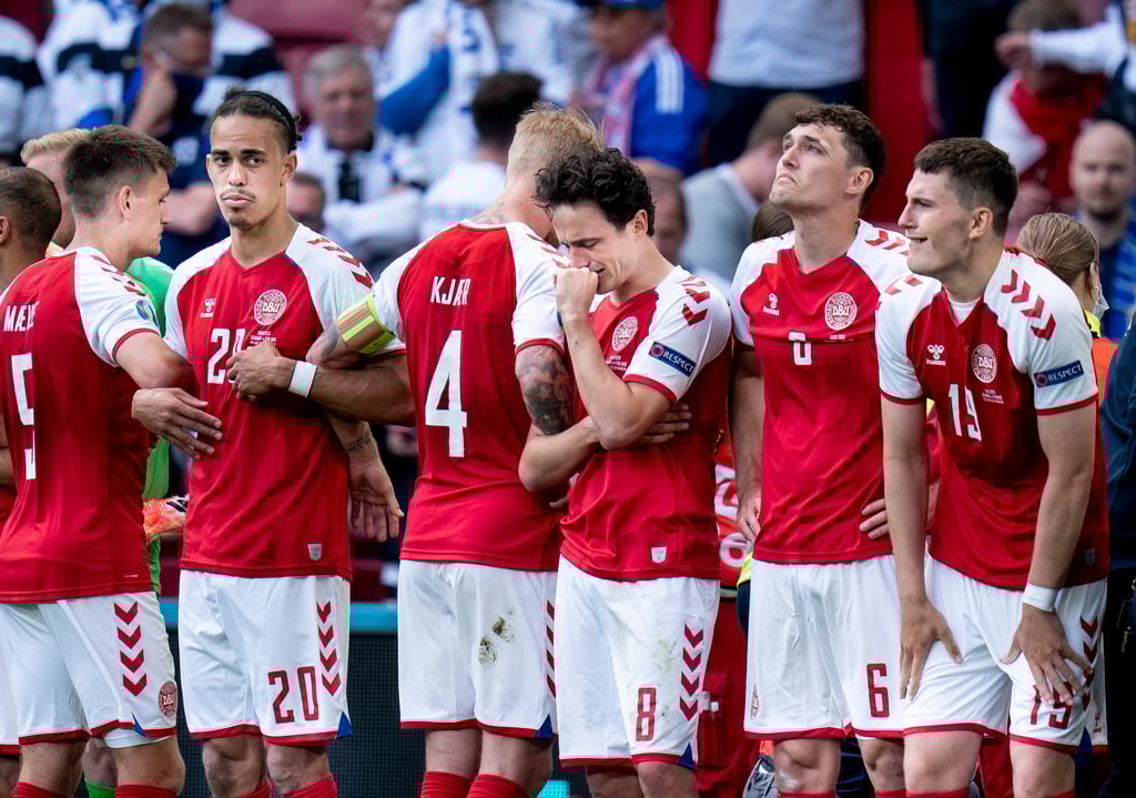 Yussuf Poulsen (2.v.l.) von RB Leipzig mit seinen von Emotionen übermannten Nationalmannschaftskollegen.
