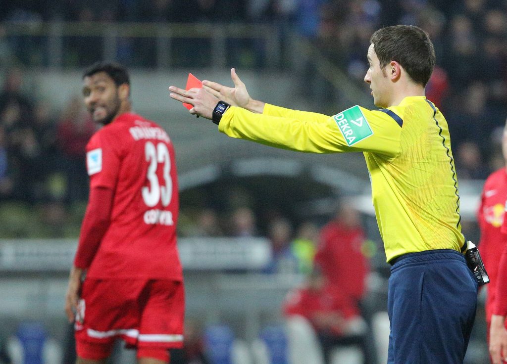 „Herr Compper, Sie verlassen jetzt bitte den Platz.“ Klare Geste von Benjamin Brand im März 2015 in Karlsruhe.