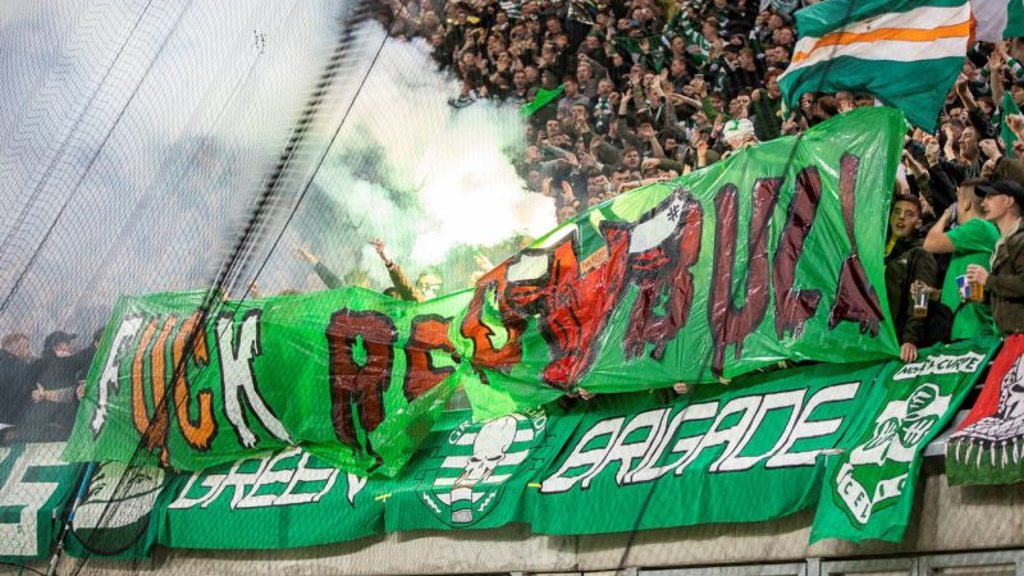 Pyrotechnik und Anti-Red-Bull-Banner. Celtic-Fans beim Auswärtsspiel bei RB Leipzig.