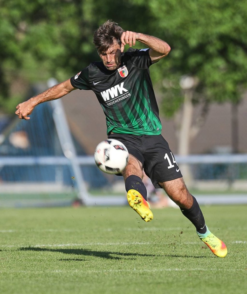 Jan Moravek am Ball für den FC Augsburg.