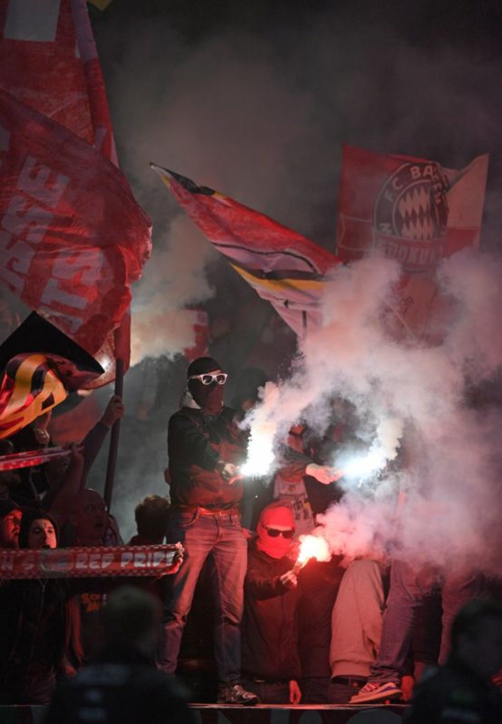 25.05.2019, Fussball DFB-Pokalfinale 2019, RB Leipzig – FC Bayern München, im Olympiastadion Berlin, Bayernfans brennen Pyrotechnik ab. ***DFL and DFB regulations prohibit any use of photographs as image sequences and/or quasi-video.*** *** 25 05 2019, Soccer DFB Cup Final 2019, RB Leipzig FC Bayern Munich, in the Olympiastadion Berlin, Bavarian fans burn down pyrotechnics DFL and DFB regulations prohibit any use of photographs as image sequences and or quasi video