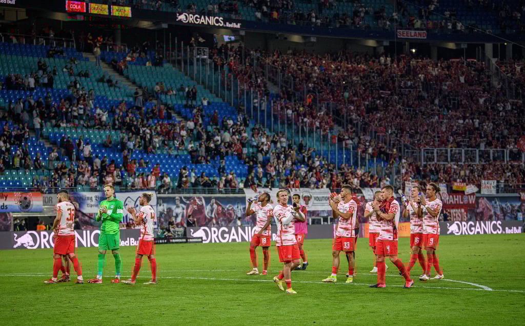 Leipzigs Mannschaft bedankt sich bei den Fans.